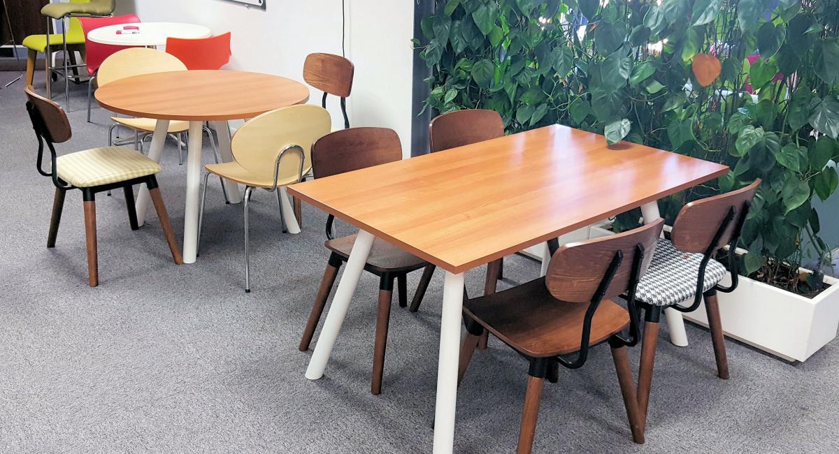 Splayed leg tables with white frames and oak tops. Complimented with wooden chairs.